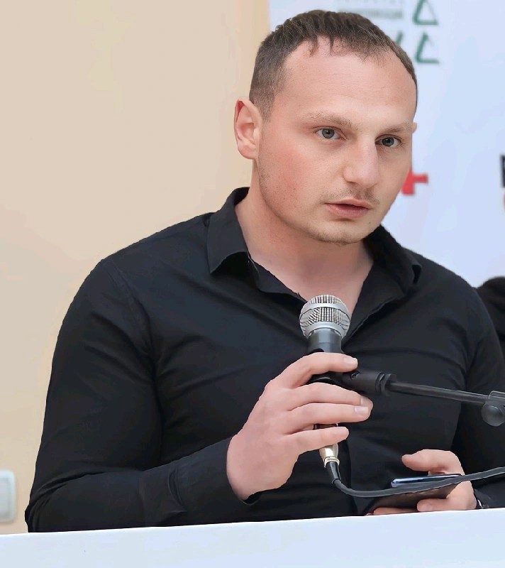 Davit Prazyan speaking with a microphone